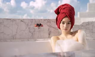 Kaity Nguyễn tắm bán nude, không “lộ hàng” mà vẫn nóng bỏng