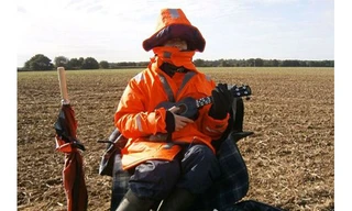 Chàng trai 22 tuổi vừa tốt nghiệp đại học nhưng làm bù nhìn để kiếm sống