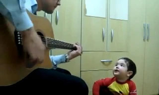Ngộ nghĩnh bé 2 tuổi đàn hát cùng cha ca khúc Beatles