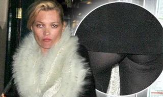Kate Moss mặc váy quá ngắn để lộ vòng 3