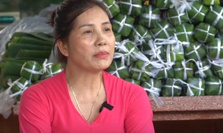 Chủ nhà 15 năm gói bánh tét tặng người thuê trọ dịp Tết Nguyên đán