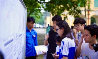 Thi vào 10 tại Hà Nội: Học sinh chống nạng đến trường làm thủ tục thi