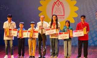 Các em học sinh quận Hoàn Kiếm nhận 2 giải Cup Vàng đồng đội