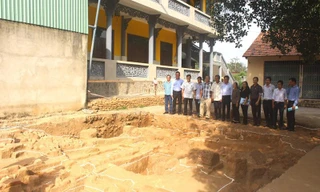 Khai quật khảo cổ tại một di chỉ ở Đồng Nai, phát lộ 2 tấm đá lớn hình chữ nhật màu xám đen