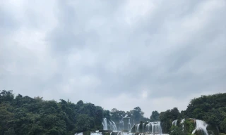 Hàng nghìn người đổ về Thác Bản Giốc dịp Tết Dương lịch 