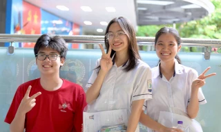 Thí sinh dự thi môn Ngữ văn sáng nay. Ảnh: Trọng Tài