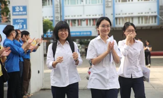 Thí sinh vui vẻ ra khỏi phòng thi môn Toán. Ảnh: Trọng Tài