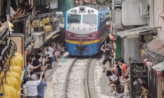 Cảnh khó tin ở phố cà phê đường tàu sau vụ cô gái lao ra đường ray 