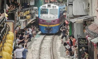 Cảnh khó tin ở phố cà phê đường tàu sau vụ cô gái lao ra đường ray 