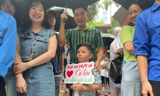 Những hình ảnh có một không hai ở kỳ thi vào 10 tại Hà Nội