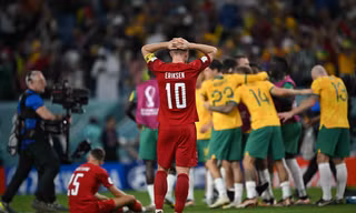 Đội trưởng đội tuyển Đan Mạch Christian Eriksen thất vọng chứng kiến các cầu thủ Australia ăn mừng chiến thắng cùng tấm vé vào vòng 1/8 World Cup 2022 ảnh AFP