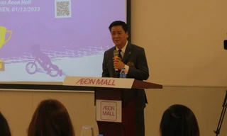 BTC giải thông tin về sự kiện tại cuộc họp báo ngày 1/12. (ảnh Linh Chi)