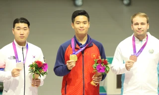 Xạ thủ Phạm Quang Huy nhận thưởng nóng 600 triệu đồng cho tấm HCV Asiad 19