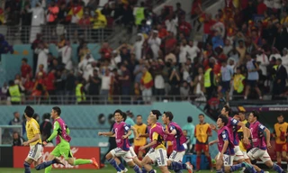 Các cầu thủ và BHL Nhật Bản lao vào sân ăn mừng sau tiếng còi kết thúc trận đấu của trọng tài ảnh AFP