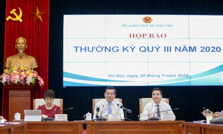PGS.TS Nguyễn Thu Thủy trả lời báo chí (ngoài cùng bên trái)