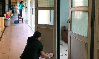 Các thầy cô trường THPT chuyên Trần Đại Nghĩa, TP.HCM lau dọn phòng học.