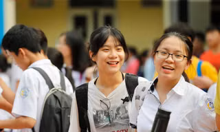 Thí sinh vui vẻ sau môn Tiếng Anh tại điểm thi THCS Phan Đình Giót, Hà Nội. Ảnh: Như Ý
