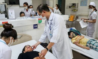 Các bác sĩ thăm khám cho bệnh nhân nghi ngộ độc thực phẩm. Ảnh: Văn Hồ.