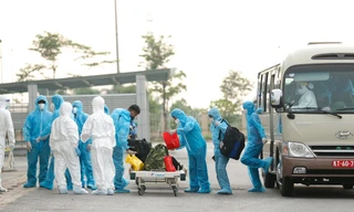 Xe đưa người mắc COVID -19 ở Guinea Xích đạo về tới bệnh viện Nhiệt đới