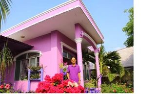 Đầu năm, ghé thăm nhà lão nông có sở thích màu tím 'quái lạ'!