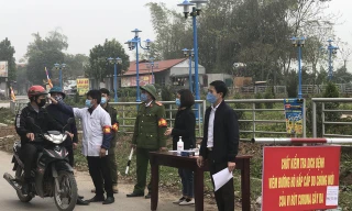 Ông Phạm Thanh Hải - Chánh văn phòng HĐND-UBND huyện Bình Xuyên (đầu tiên, bên phải) đi kiểm tra công tác tại chốt kiểm dịch trên địa bàn ở xã Sơn Lôi (Ảnh: Nguyễn Trường).