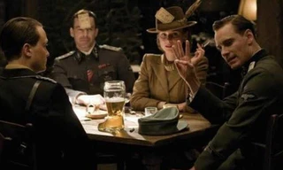 Đàn ông nước nào dùng hôn gió để gọi bia?