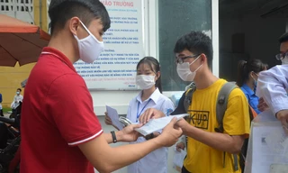 Thí sinh chờ hàng dài dự thi trường ĐH Bách Khoa Hà Nội chiều 15/8. 