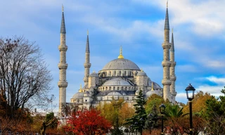 Thành phố nào nằm trên hai châu lục khác nhau?