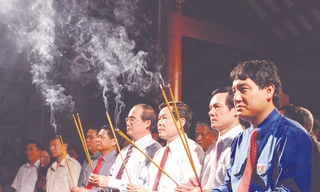 Ngày 26-7, lãnh đạo Chính phủ, Bộ Thông tin Truyền thông, T.Ư Đoàn, tỉnh Thái Nguyên... thắp hương tưởng niệm các anh hùng liệt sĩ tại Đại Từ - Thái Nguyên. Đêm cùng ngày tuổi trẻ cả nước cùng thắp nến tri ân tại các nghĩa trang liệt sĩ Ảnh: P.V