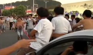 Úp bát trên bụng, kéo ô tô nặng 2,2 tấn