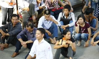 Mỗi mùa thi, cả sĩ tử và phụ huynh đều mệt mỏi, vất vả. Ảnh: Hồng Vĩnh