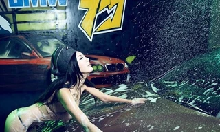 Cô nàng rửa xe quyến rũ ‘nghẹt thở’