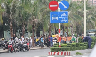 Người mua nhà căng băng rôn đòi nhà Cty Hoàng Quân tại trụ sở UBND tỉnh Khánh Hoà (Ảnh Lao động)