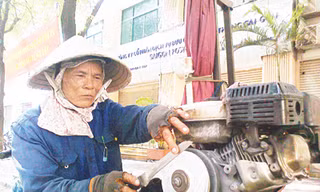 Cận tết, nhộn nhịp nghề mài dao