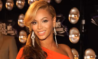 Diva Beyonce bất ngờ khoe bụng bầu