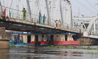 Xà lan chở 1.000 tấn xăng mắc kẹt dưới cầu