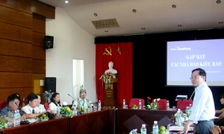 Đoàn nhà báo kiều bào giao lưu với báo Tiền phong