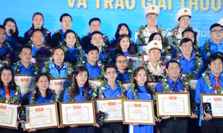 Cán bộ Đoàn nhận giải thưởng Lý Tự Trọng ảnh: Dương Triều