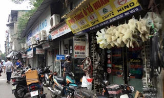 Hàng loạt cửa hàng thiết bị, phụ tùng ô tô tại chợ Trời Ảnh: Nguyễn Hoàn 