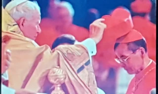 Đức Giáo hoàng ban mũ cho Hồng Y Phạm Đình Tụng