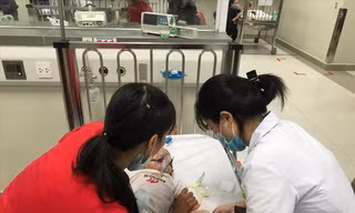 Khám cho trẻ bị viêm đường hô hấp Ảnh: Thái Hà
