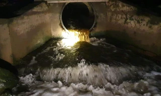 Nước xả thải của khu công nghiệp màu vàng đục, sủi bọt chảy thẳng ra môi trường 