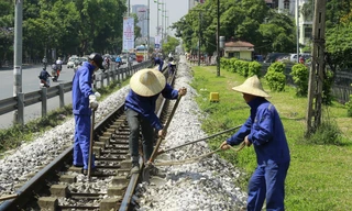 Công nhân lao động ngành đường sắt làm việc trên đoạn đường sắt hướng Bắc Nam ảnh: Như ý