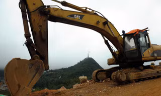 Những máy ngoạm băm nát danh thắng - Ảnh: Xuân Tùng