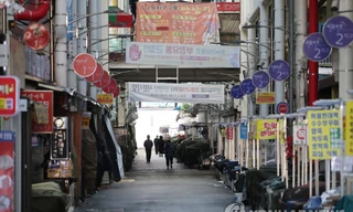 Một khu chợ ở Daegu, Hàn Quốc bị đóng cửa từ ngày 23/2 để ngăn dịch Covid-19 lây lanảnh: Yonhap 