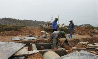 Công nhân xây dựng hạ tầng khu TĐC Hồng Kỳ