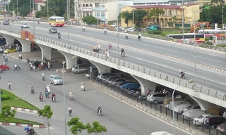 Trông giữ ô tô tại gầm cầu Mai Dịch. Ảnh: T.Đ 