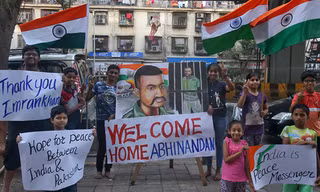 Trẻ em giăng biểu ngữ tại Mumbai, Ấn Độ, sau khi thủ tướng Pakistan Imram Khan nói nước này sẽ phóng thích viên phi công Ấn Độ. Ảnh: Sputnik 