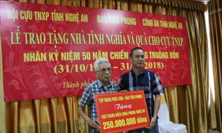 Nhà báo Trần Quang Long, Trưởng Đại diện báo Tiền Phong trao biển tượng trưng 250 triệu đồng xây nhà tình nghĩa cho cựu TNXP