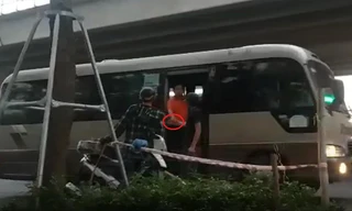 Người đàn ông trung tuổi thu mỗi nhà xe khách 10.000 đồng/lượt 